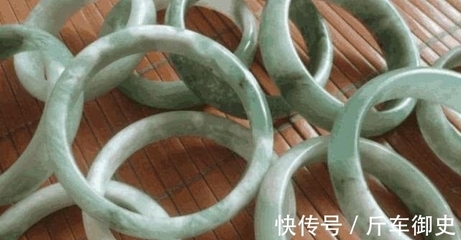 大街上擺攤賣的10元手鐲都是從哪來(lái)的? 說(shuō)出來(lái)你不相信